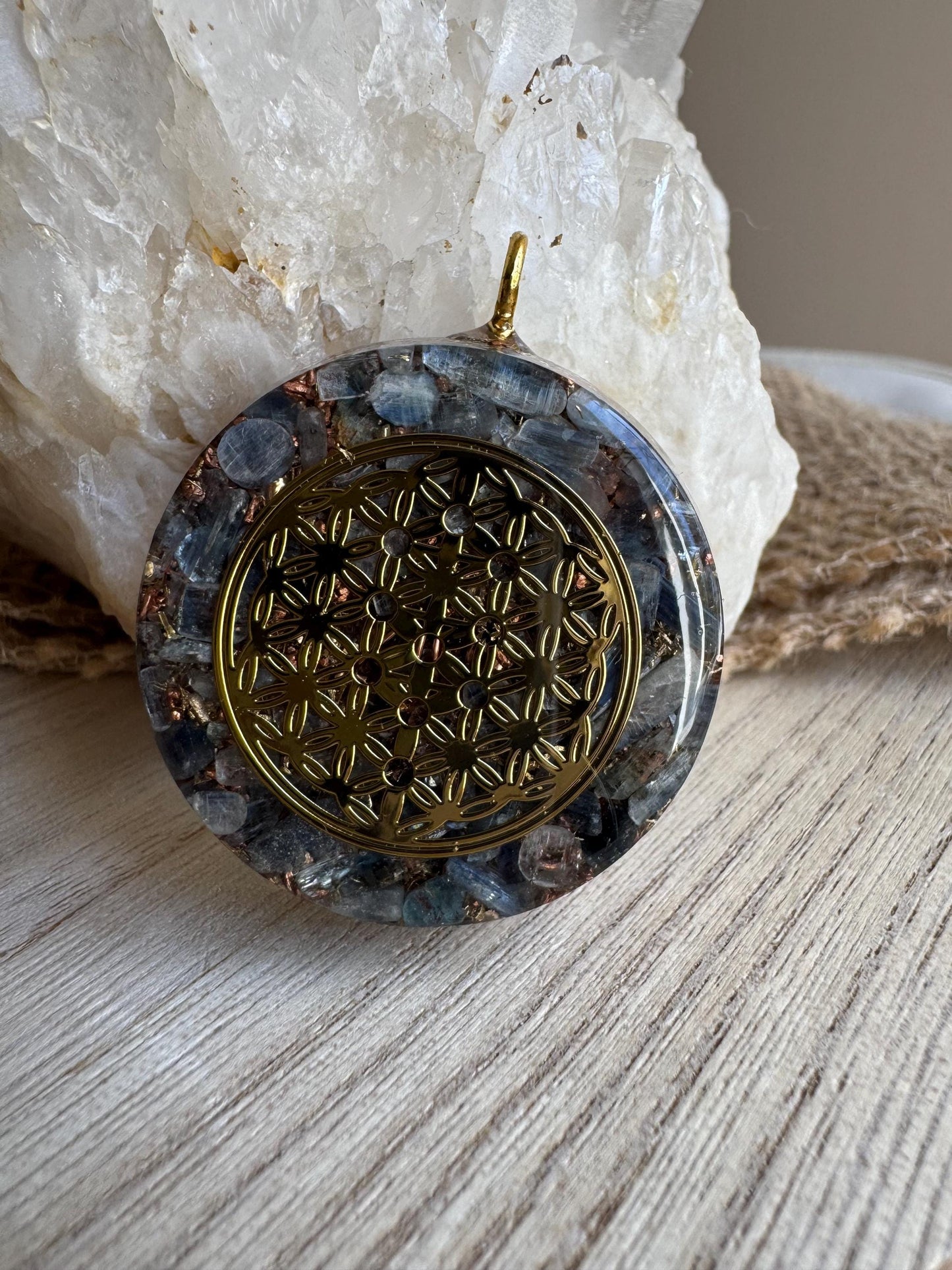 Orgonite 4 cm - Cyanite bleue - Communication – Alignement – Clarté spirituelle